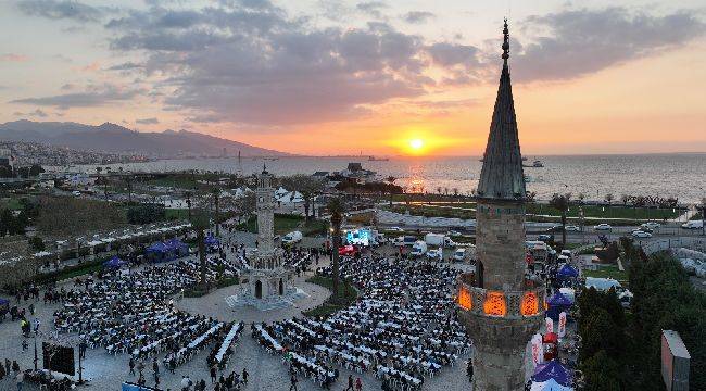 Cumhuriyet Meydanı'nda büyük iftar sofrası