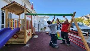 Karşıyaka'da ahşap atölyesi fabrika gibi çalışıyor