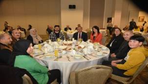 Karşıyaka protokolü şehit ve gazi aileleri ile birlikte iftar yaptı.