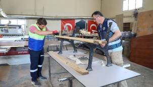 Buca'da ahşap atıklar kent mobilyasına dönüştürülüyor