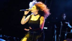 Çim Konserleri'nde Sena Şener rüzgarı