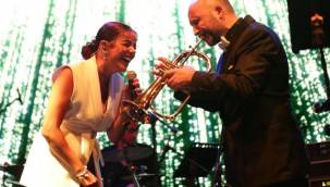 İzmir'in Ünlü Solistleri Çim Konserlerinde Buluştu