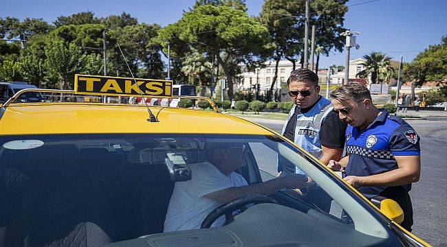 İzmir'de zabıta ekiplerinden yolcu kılığında taksi denetimi