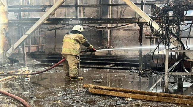 İzmir İtfaiyesi, ALOSBİ'deki Fabrika Yangınına Müdahale Etti