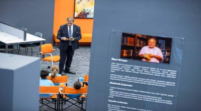 Başkan Tugay Kütüphanede Çocuklara Hikaye Okudu