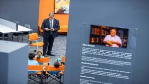 Başkan Tugay Kütüphanede Çocuklara Hikaye Okudu