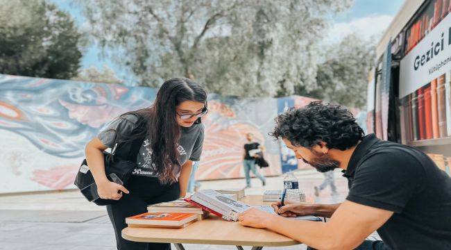 Gezici Kütüphane, Ege Üniversitesi Metro durağında