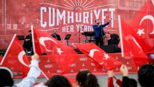 İzmir'de Cumhuriyet coşkusu başladı