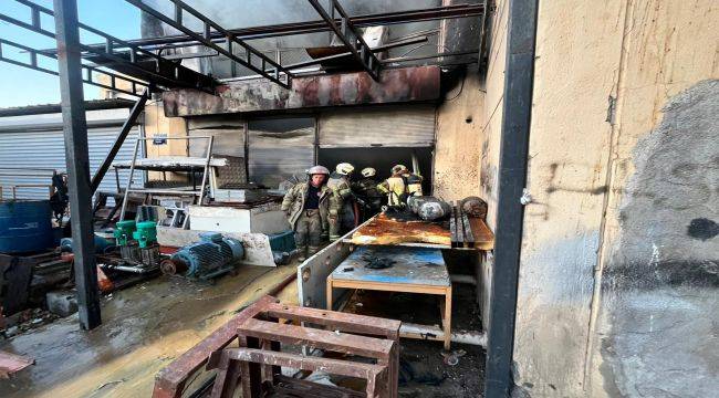İzmir İtfaiyesi, Bornova'daki İş Yeri Yangınını Kontrol Altına Aldı