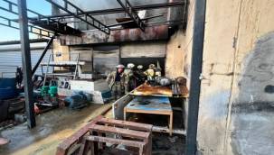 İzmir İtfaiyesi, Bornova'daki İş Yeri Yangınını Kontrol Altına Aldı