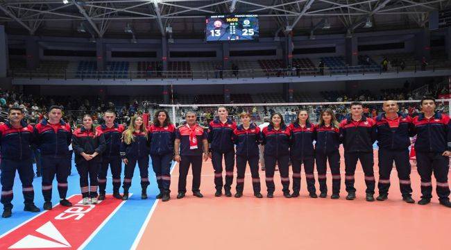 Voleybolun yıldızlarından İzmir İtfaiyesi'ne teşekkür