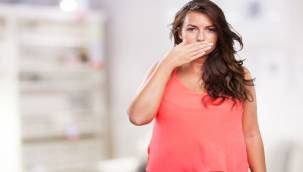 Ağız kokusuna yol açan 6 neden