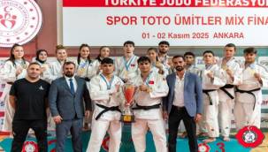 İzmir'in judocuları yenilgisiz şampiyon