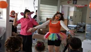 İzmir Şehir Tiyatroları'nın "Sanat İyileştirir" projesi sürüyor