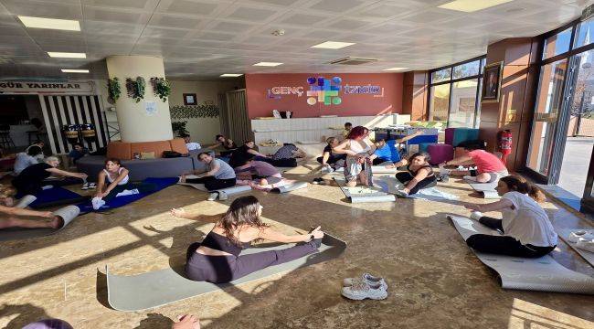 İzmirli gençler için yoga saati