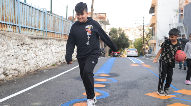 Konak'ta okul yolu renkli, çocuklar mutlu