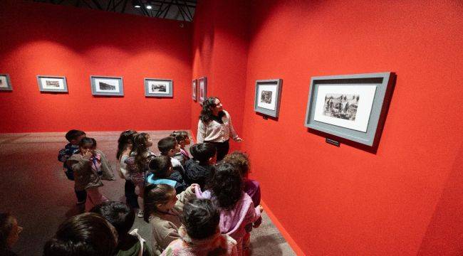 Sevginin en saf hali küçücük ellerde sergiye dönüştü