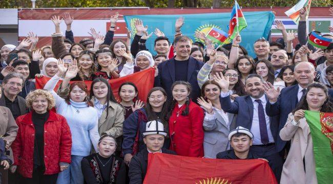 Başkan Tugay Dünya Türk Dili Ailesi Günü'nü öğrencilerle birlikte kutladı