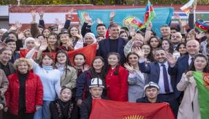 Başkan Tugay Dünya Türk Dili Ailesi Günü'nü öğrencilerle birlikte kutladı