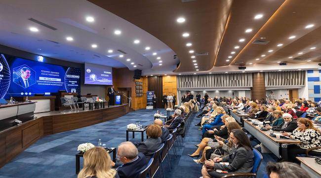 Başkan Tugay İZİKAD'ın MEDSPARC Uluslararası İş Zirvesi'ni açtı