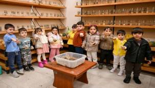 Bornova'da minik eller toprağa dokunuş