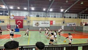 Çiğli Belediyesi'nin Voleybol Takımları Ligde Zirvede
