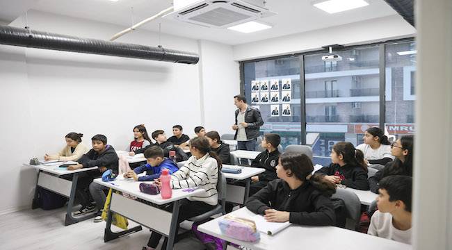 Çocuklara ders desteği, yetişkinlere mesleki gelişim fırsatı 