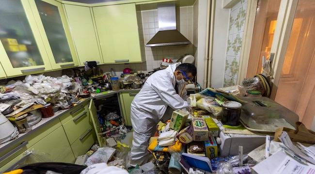 Konak Belediyesi'nden çöp ev operasyonu: 4 kamyon atık çıktı