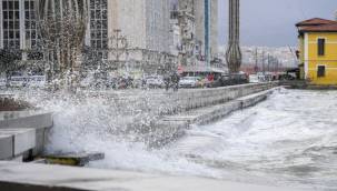 Fırtına duvarı Kordon'da taşkını önledi