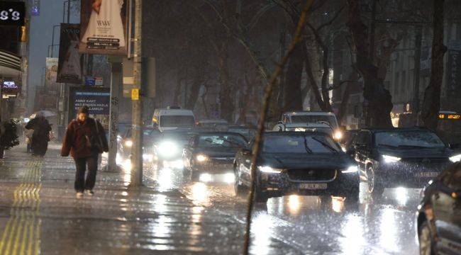 İzmir Büyükşehir Belediyesi ekipleri sağanak yağış ve fırtına nedeniyle seferber oldu