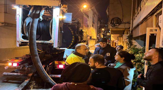 İzmir'de ekipler gece boyunca sahada