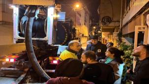 İzmir'de ekipler gece boyunca sahada