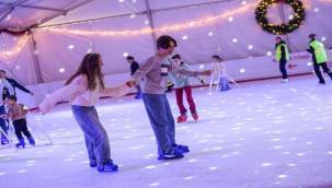 İzmir'de kışın keyfi buzda yaşanıyor