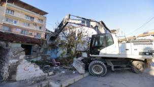 Konak'ta metruk bina yıkımları sürüyor