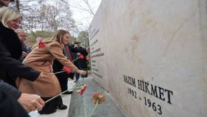 Usta şairin 124. doğum günü heykeli başında kutlandı