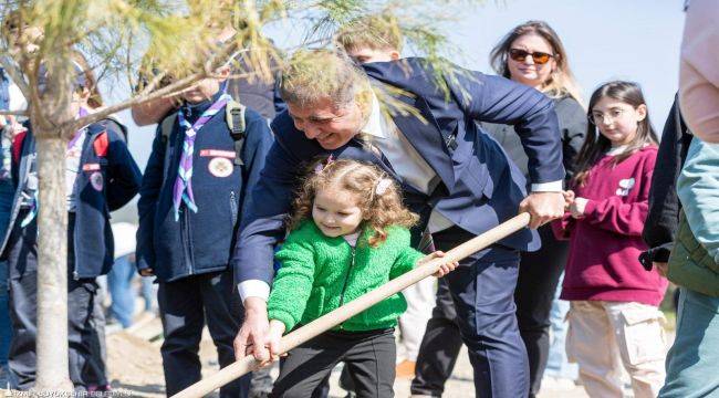 Başkan Tugay çocuklara verdiği sözü tuttu, fidanlar toprakla buluştu