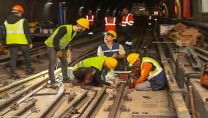 Bornova'da metro hattında raylar yenileniyor