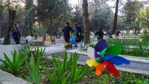 İzmir'de mezarlıklar Ramazan Bayramı'na hazırlanıyor