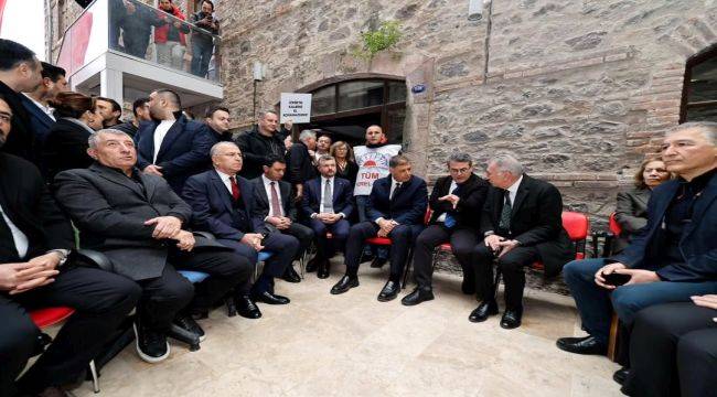 İzmir'de yalnız direniş: Cemil Tugay, Meslek Fabrikası önünde