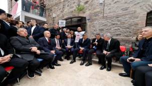 İzmir'de yalnız direniş: Cemil Tugay, Meslek Fabrikası önünde