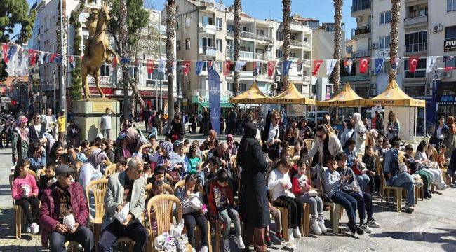 23 Nisan coşkusu gezici sahne ile ilçelere taşındı