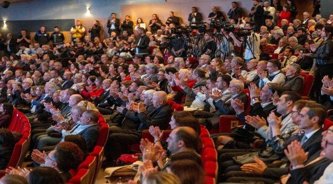 66 dakikalık sunum, dakikalarca ayakta alkış