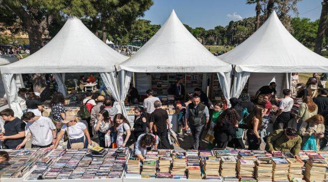 İzmir'de edebiyatın kalbi Kültürpark'ta attı 