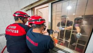 Apartman boşluğuna düşen vatandaş, itfaiye ekipleri tarafından kurtarıldı
