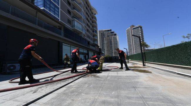Bornova'da depo yangını dakikalar içinde kontrol altına alındı