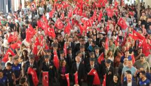 Karşıyaka'da 9 Eylül coşkusu sokakları kırmızı beyaza bürüdü