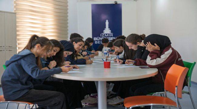 İzmir'de empati parkuru: Engelleri deneyimleyerek fark ediyorlar