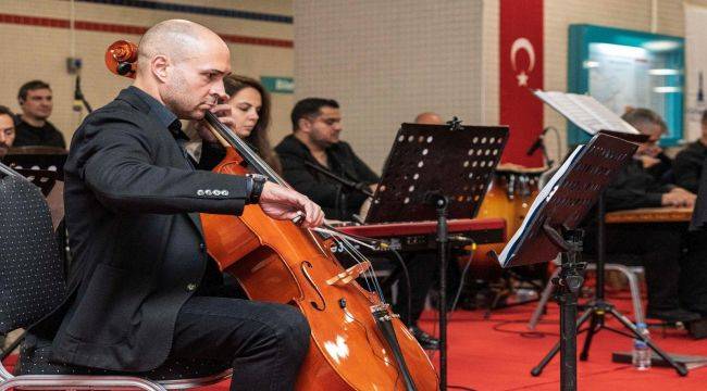 İzmir Metrosu'nu Cumhuriyet coşkusu sardı 